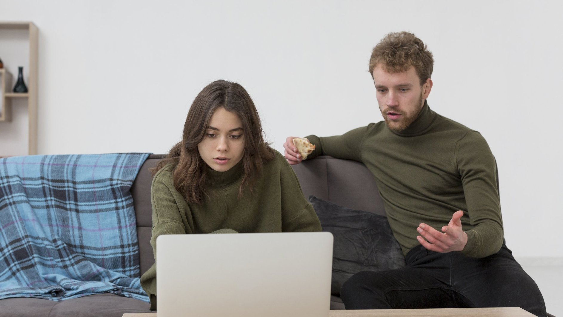 Семья изучает, в каких банках можно взять ипотеку с поддержкой от государства