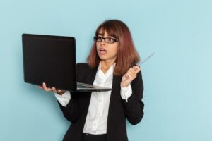 Почему не включается ноутбук после выключения черный экран