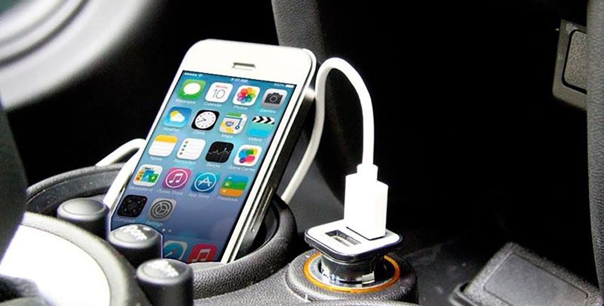 Айфон, подключенный к системе автомобиля через USB-кабель