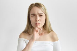 Почему болит губа с внутренней стороны